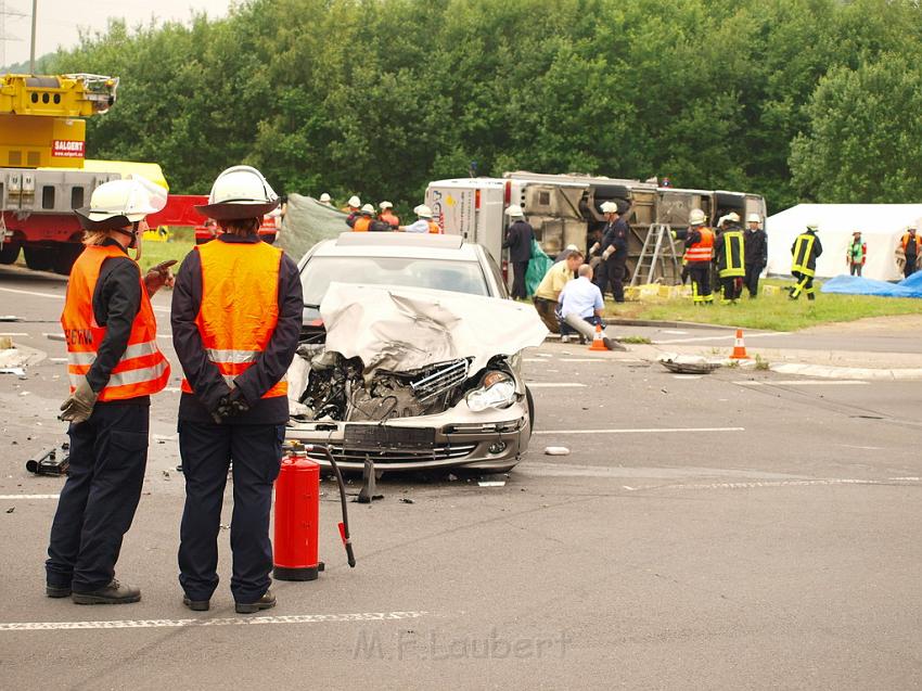 Schwerer Unfall mit Reisebus Lohmar Donrather Dreieck P403.JPG